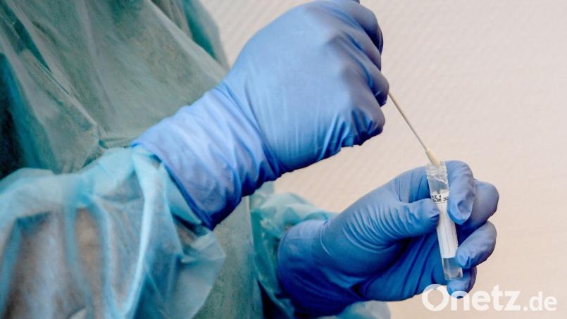 Bis zum Freitagmittag wurden 112 neue Coronafälle im Landkreis Schwandorf gemeldet. Symbolbild: Britta Pedersen/dpa-Zentralbild/Symbolbild