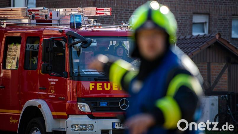 Ein Fahrzeug der Feuerwehr wird am Einsatzort eingewiesen. Symbolbild: David Inderlied/dpa
