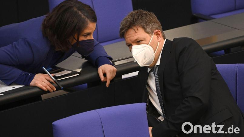Annalena Baerbock, Bundesaußenministerin und Robert Habeck (beide Grüne), Bundeswirtschaftsminister, unterhalten sich während der Sitzung des Bundestags. Bild: Bernd von Jutrczenka/dpa