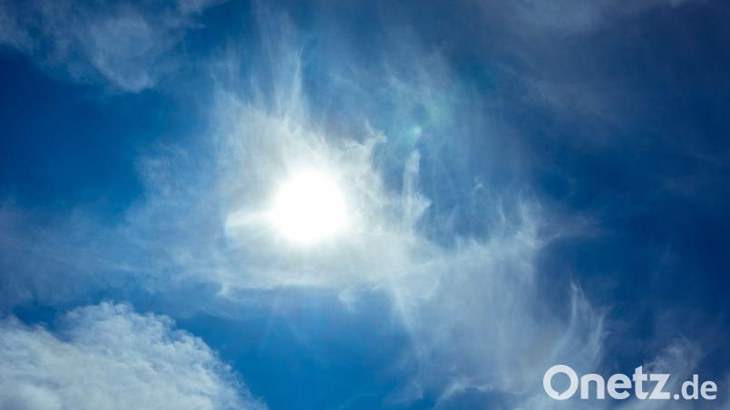 Die Sonne scheint durch leichte Zirrus-Wolken hindurch. Symbolbild: Markus Scholz/dpa