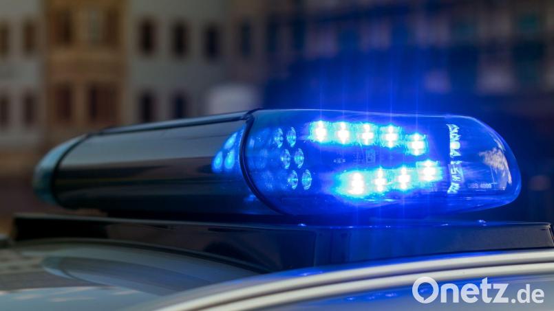 Das Blaulicht auf einem Fahrzeug der Polizei leuchtet in der Dunkelheit. Symbolbild: Monika Skolimowska/dpa