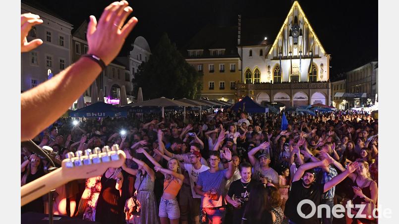 Auf dem Markplatz in Amberg war am Samstagabend richtig viel los. Dank einer neuen Technologie lässt sich das auch mit Zahlen belegen. Bild: Petra Hartl