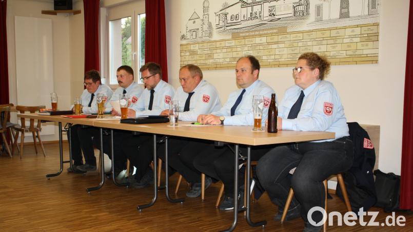 Seinen letzten Tätigkeitsbericht als Vorsitzender der Zessau-Weihersberger Feuerwehr gibt Tobias Eck (Dritter von links) in der Hauptversammlung ab. In den nächsten drei Jahren übernimmt Markus Dötsch (Dritter von rechts) die Leitung des Vereins. Mit im Bild (von links) Schriftführerin Katrin Heinlein und Kassier Stefan Schreglmann sowie (von rechts) die scheidende Beisitzerin Bettina Heining und Kommandant Markus Eichermüller. Bild: bjp