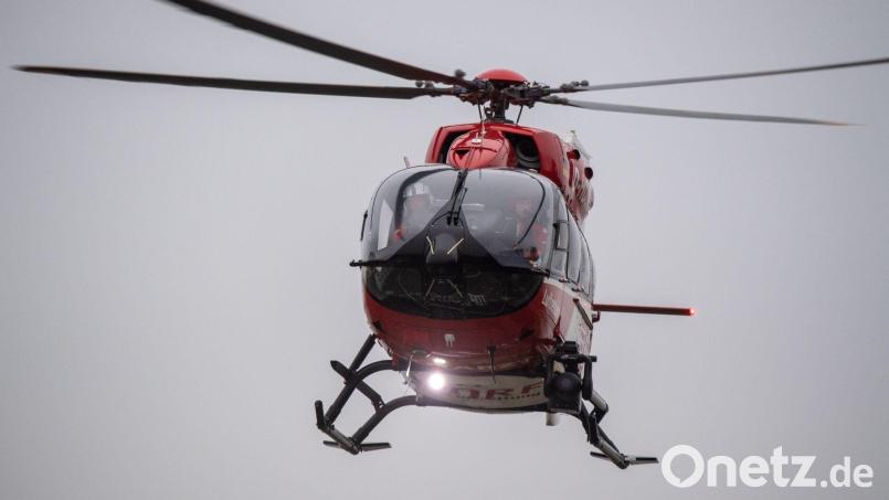 Ein Rettungshubschrauber fliegt über den Flugplatz eines Krankenhauses. Symbolbild: Stefan Sauer/dpa