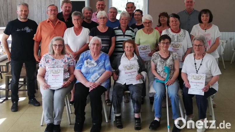 Die geehrten Mitglieder und die neu gewählte Vorstandschaft von &quot;Unter uns&quot;: 1. Vorsitzender ist Sigi Walbrunn (stehend, Achter von links). Maria Legat (sitzend, Zweite von links, ohne Urkunde) wurde für 70 Jahre Mitgliedschaft ausgezeichnet. Bild: R. Kreuzer