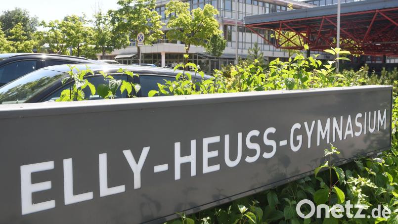 Das Elly-Heuss-Gymnasium in Weiden ist nur eine Schule von vielen in Weiden und dem Landkreis Neustadt/WN, die die Auswirkungen der Coronapandemie im Alltag immer noch spürt – auch bei der Zahl der Anmeldungen. Bild: Gabi Schönberger