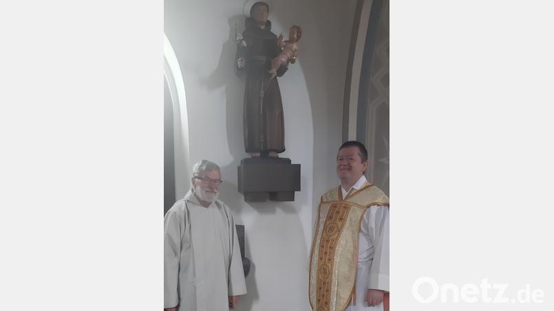 Pfarrer Ferdinand Weinberger (rechts) und Kirchenpfleger Manfred Prechtl mit der Figur des heiligen Antonius, der in der Kirche einen neuen Platz gefunden hat. Bild: gis