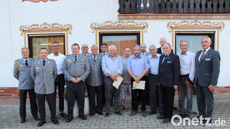 Geehrte und Ehrengäste: (von links) Oberstabsfeldwebel Jochen Töfflinger, Hauptfeldwebel Gräfe, Bürgermeister Peter Achatzi, Erster. Vorsitzender Oliver Herbst, Zweiter Vorsitzender Werner Übelacker, Feldwebel Manfred Titze, Stabsfeldwebel Gresser, Helmut Pilhofer, Christian Klinger, Andreas Fensel, Oberfeldwebel Schinor, Helmut Bär, Hauptmann Markus Glatzel, Bezirks- und Kreisvorsitzender Horst Embacher, Georg Marx und Oberstleutnant Werner Gebhardt. Bild: ds