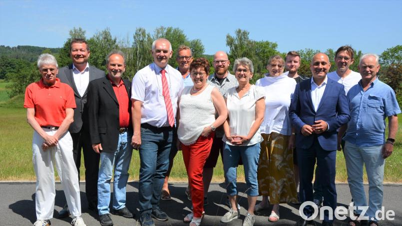 Mit diesem Team geht der SPD-Kreisverband Tirschenreuth in die kommenden zwei Jahre: Mit dabei sind (von links) Edwin Ulrich, MdB Uli Grötsch, Karl-Georg Haubelt, Kreisvorsitzender Uli Roth, Udo Fürst, Brigitte Scharf, Mathias Wachsmann, Claudia Betzl, Sybille Bayer, Sebastian Gerl, Bezirksvorsitzender Ismail Ertug, Andreas Demleitner und Alfred Schuster. Bild: jr