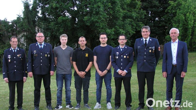 Kreisbrandmeister Peter Prechtl (von links) und stellvertretender Kommandant Sven Hupas beglückwünschten gemeinsam mit Bürgermeister Peter König (von rechts) und Kommandant Florian Heinl Sebastian Schindler zur Beförderung zum Oberlöschmeister, Simon Schindler zum Löschmeister, Lucas Zehn als Sprechfunker und Lukas Schraml zum Feuerwehrmann. Bild: öt