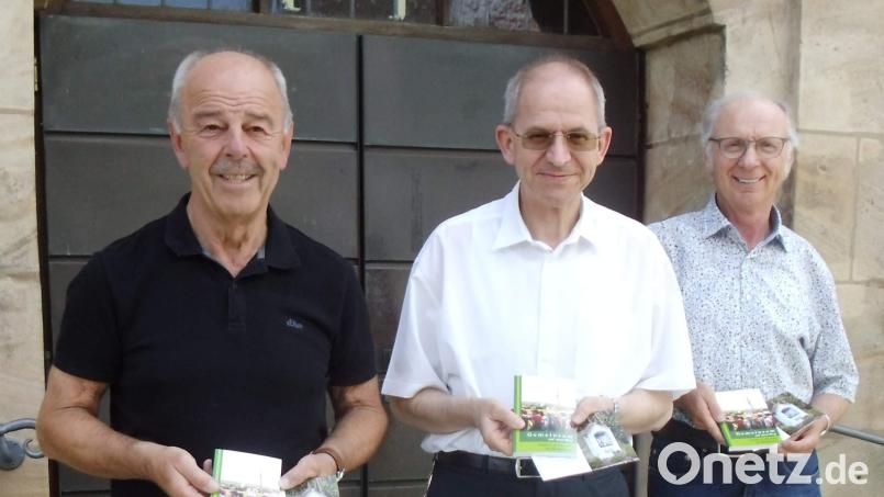 Wolfgang Weih (links) übernimmt zum 14. Mal die Aufgabe als Wallfahrtsführer der Hirschau-Ehenfelder Pilgergruppe zum Mariahilfberg. Zum 13. Mal erhalten die Wallfahrer als Erinnerungsgeschenk ein von Alfred Härtl (rechts) gestaltetes und finanziertes Wallfahrtsbild. Stadtpfarrer Johann Hofmann (Mitte) bedankte sich bei beiden für ihr Engagement. Bild: u