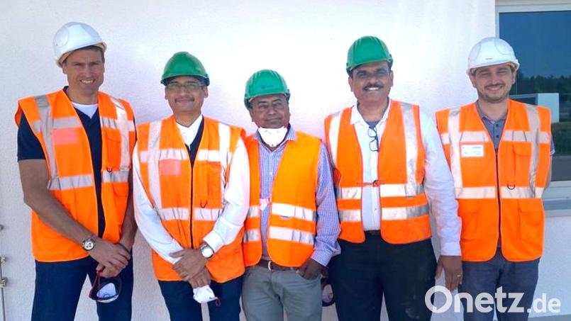 Florian Fischer (rechts) erläuterte den indischen Ingenieuren die Technik der Sortieranlage in Bodenwöhr. Bild: Stefan Karl/exb