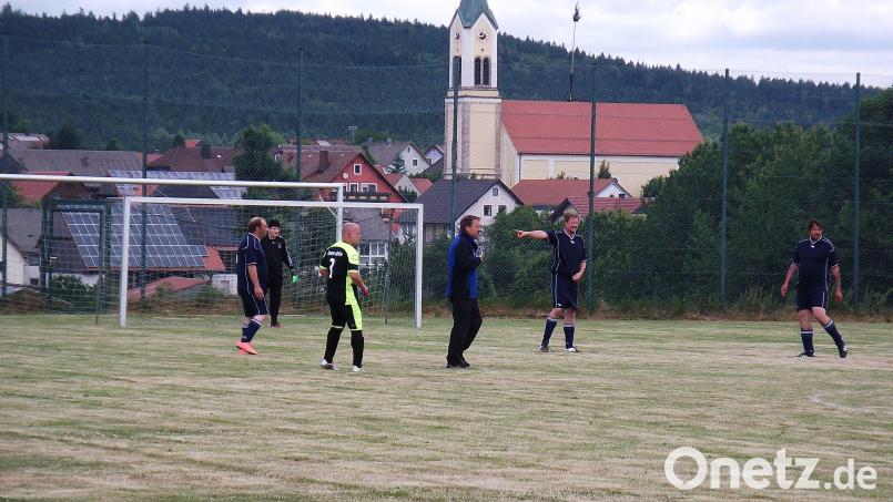 Ein Blick vom Sportgelände des SC Weiding auf die Pfarrkirche von Weiding. Das Bild entstand beim Integrativen Sport- und Spielefest für Behinderte und Nichtbehinderte, vor der Corona-Pandemie. Archivbild: SC Weiding/exb