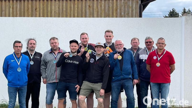 Die Mitglieder der siegreichen Asphaltstock-Hobbyteams bei der Siegerehrung des Turniers, zu dem der EC Konnersreuth eingeladen hatte. Bild: EC Konnersreuth/exb