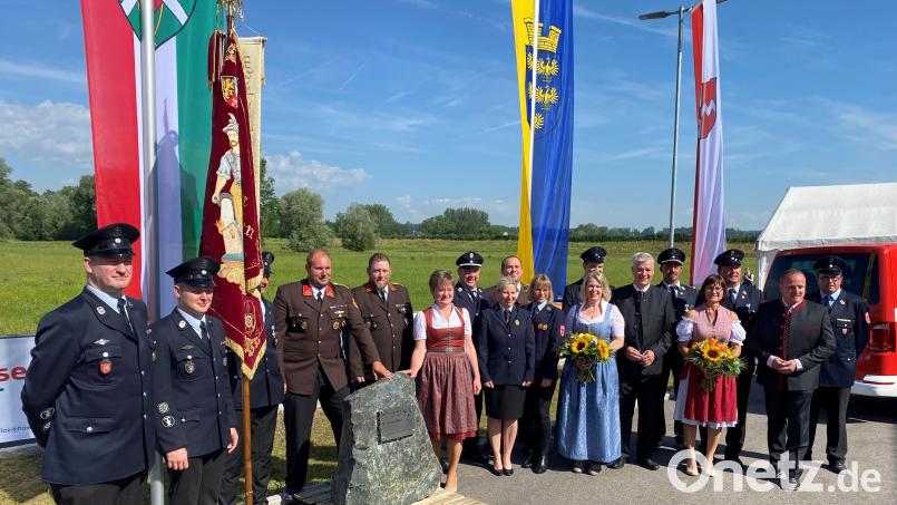 Die Abordnung aus Winklarn mit Bürgermeisterin Sonja Meier und Kommandanten Stephan Killermann (rechts neben dem Stein) überreichen das schwere Geschenk. Bild: amö