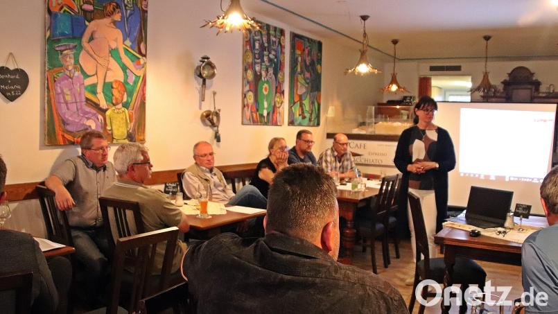 Stellung nahm Stadträtin Birgit Barth (stehend) in der Jahreshauptversammlung der CSU Auerbach zur Diskussion, ob sich die Stadt dem Zweckverband zur Wasserversorgung Juragruppe anschließen soll. Bild: jma