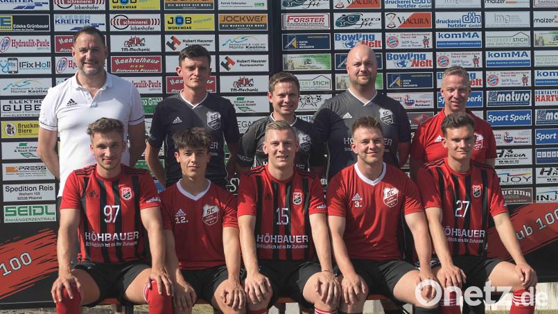 Die Neuzugänge und Trainer des SC Luhe-Wildenau: (hinten von links) Thomas Diertl, Benjamin Urban, Klaus Moucha, Nick Ruppert, Markus Hofbauer und (vorne von links) Nico Argauer, Fabian Spitzer, Felix Diermeier, Kilian Käs und Lukas Winderl. Bild: mr