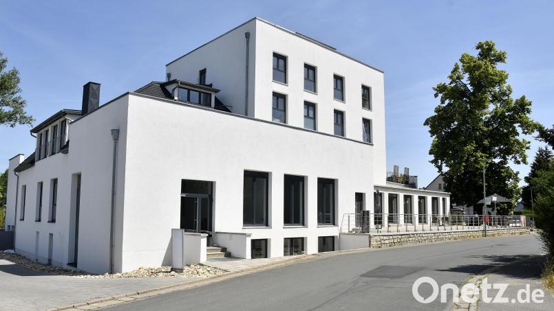 Einstmals Gasthof Heldrich, heute eine gefragte Immobilie für &quot;Kultur, Kaffee und Kraft&quot; – das Haus &quot;Max&quot; an der Poststraße ist zu einem neuen Treffpunkt in einer ehemals verfallenen und heruntergekommenen Schmuddel-Ecke von Rosenberg geworden. Bild: Petra Hartl