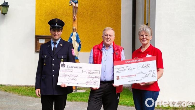 Die Hälfte des Spendenerlöses ging an Gunda Hagn, dritte Vorsitzende der Kinderkrebshilfe, Region Nordbayern (rechts). Einen weiteren Scheck überreichte Alois Meller (Mitte) an Benedikt Kalb (links) für die Jugendfeuerwehr Söllitz. Bild: Meller/exb