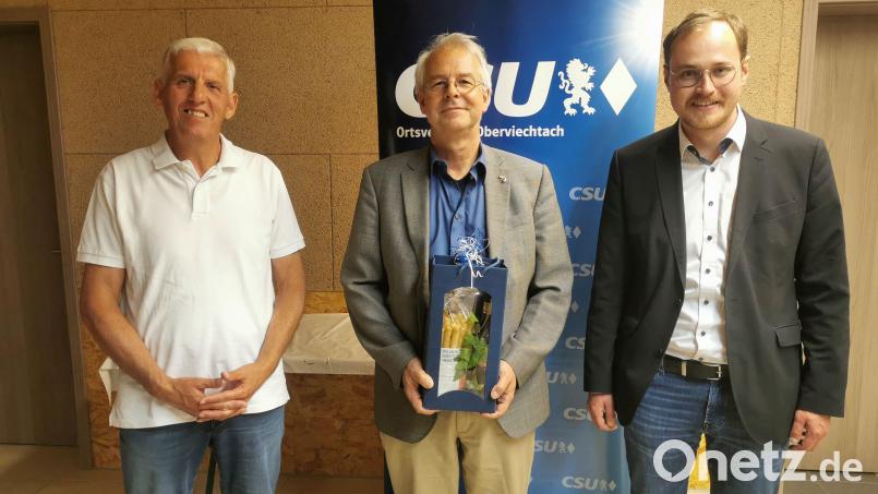 CSU-Vorsitzender Tobias Ehrenfried (rechts) bedankte sich bei den Referenten Prof. Stefan Beer und Diplomingenieur Lorenz Reil für die fundierten Einblicke zum Thema „Energiewende“. Bild:  Erwin Schreiber/exb