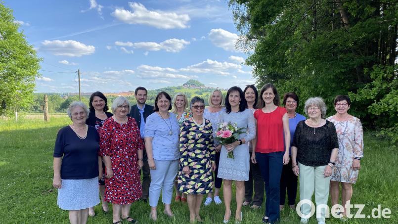 Susanne Reithmayer (Vierte von rechts), die Kreisvorsitzende der Frauen-Union, dankt den ausgeschiedenen FU-Funktionärinnen, besonders ihrer Vorgängerin Tanja Schiffmann (mit Blumen). Bild: exb