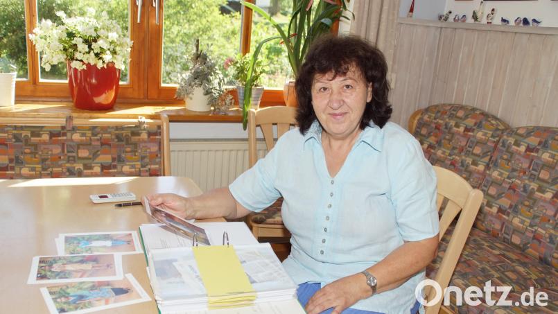 Ordner füllen bei Maria Sterr Informationen und Schriftverkehr über die Arbeit von "Zukunft in Würde" im indischen Bundesstaat Tamil Nadu. Bild: mmj