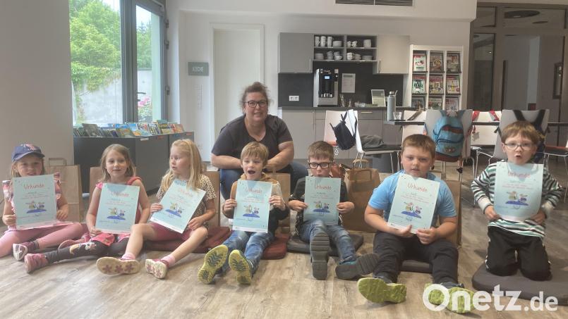 Die Erzieherin Corinna Kleeblatt vom Kindergarten Ursulapoppenricht freut sich mit ihren Schützlingen über deren Kompetenzen. Bild: mma