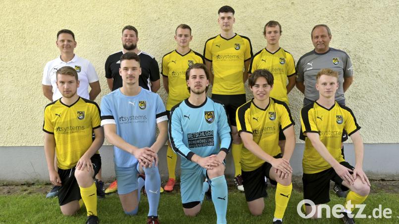 Teammanager Matthias Schmien (links hinten) und Trainer Karl-Heinz Wagner (rechts hinten) präsentierten am Sonntagvormittag beim Trainingsauftakt zur Landesliag-Saison 2022/23 ihre Neuzugänge:
(hinten von links nach rechts) Martin Madeiski (Torwarttrainer), Paul Götz, Leon Schreiner, Noah Majdic und (vorne von links) Tim Eder, Tim Schreiner, Niklas Mecke, Frank Wagner und Andreas Eichenseer. Bild: Hubert Ziegler
