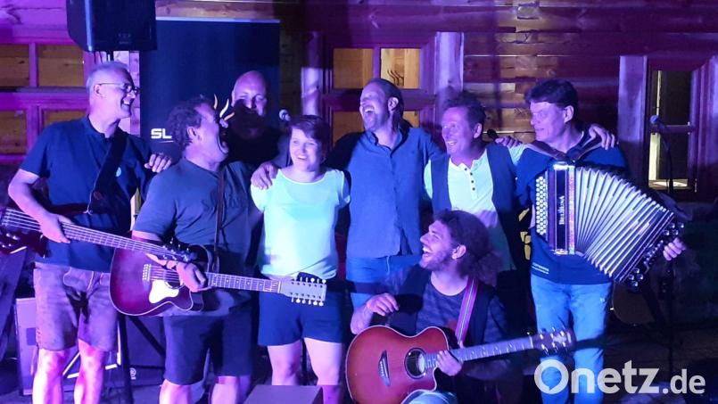 Da kamen die richtigen zusammen: Die Musiker von "Ois echt" und "Sundowner &amp; friends" in der Molzmühle. Bild: gri