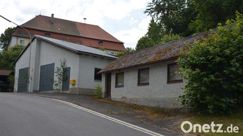 Im Rahmen der Dorferneuerung Leonberg II soll der Platz beim Feuerwehrgerätehaus neu gestaltet werden. Davor ist der Abriss des alten Gefrierhauses (rechts) vorgesehen. Bild: jr
