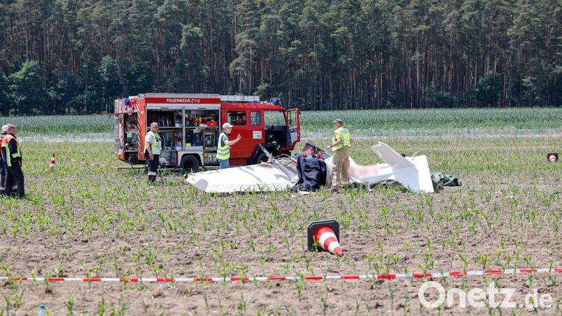 Die Trümmer eines Kleinflugzeug, das im Landeanflug auf den Flugplatz bei Gauchsdorf abgestürzt ist. Bild: Daniel Löb/dpa