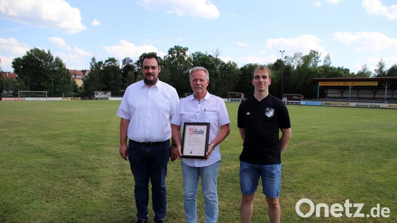 Beim SC Glückauf Auerbach geht die Verantwortung in andere Hände über: (von links) der scheidende Vorsitzende Jürgen Neubauer, der frisch ernannte Ehrenvorsitzende Franz Popp und der neue Mann an der Spitze, Florian Wiesneth. Bild: jma