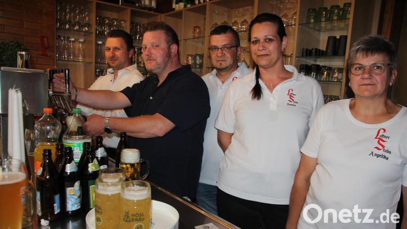 Wirt Christian Reichl steht am Zapfhahn, umgeben von seinem Team mit (von links) Stefan, Christian, Sandra und Angelika. Bild: kro