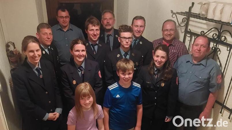 Die Feuerwehr Woppenrieth nach den Neuwahlen: 1. Reihe: Evelina Heuberger, Johannes Uschold, Lisa Kellner, Gerätewart Michael Bodensteiner. 2. Reihe: Schriftführerin Barbara Baier, Kassiererin Anita Kraus, Jugendwart Johannes Götz, Vorstand Manfred Zitzmann, Bürgermeister Ludwig Gürtler. 3. Reihe: Kreisbrandmeister Christian Demleitner, zweiter Kommandant Thomas Kraus, erster Kommandant Martin Uschold, zweiter Vorstand Helmut Bamler. Bild: rfi