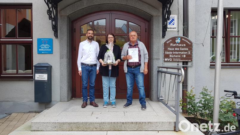 Bürgermeister Armin Bulenda (links) ehrt die treuen Gäste: Schon 20 Mal waren 
Eleonore und Manfred Zirkel in Moosbach zu Gast. Bild: gi