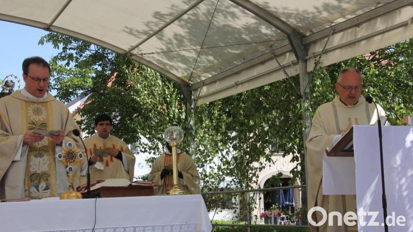 Hauptzelebrant und Prediger war Domkapitular Michael Dreßel (links). Beim Festgottesdienst dabei waren Kaplan Ramon Rodriguez (dahinter) und Stadtpfarrer Georg Flierl (rechts). Bild: kro