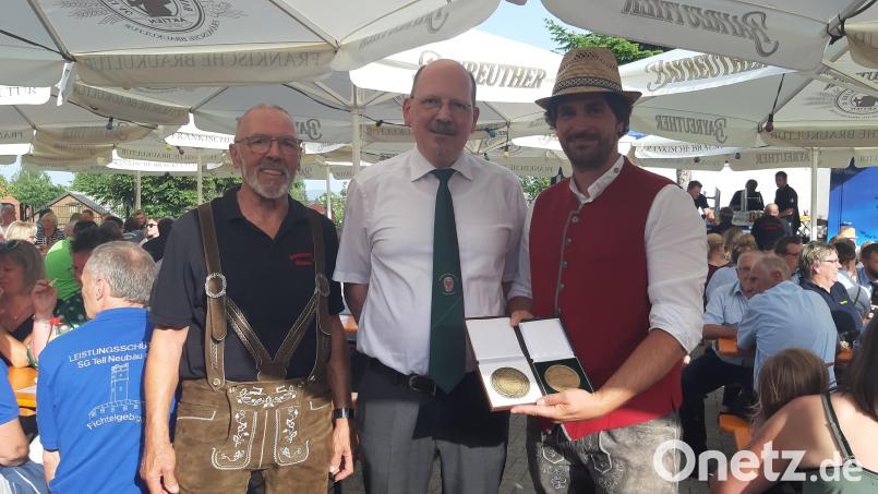 Gauschützenmeister Michael Spörer (Mitte) überreichte an Schützenvereins-Vorsitzenden Mario Bauer (rechts) und an Ersten Schützenmeister Holger Hüttner (links) Jubiläumsplaketten. Bild: gis