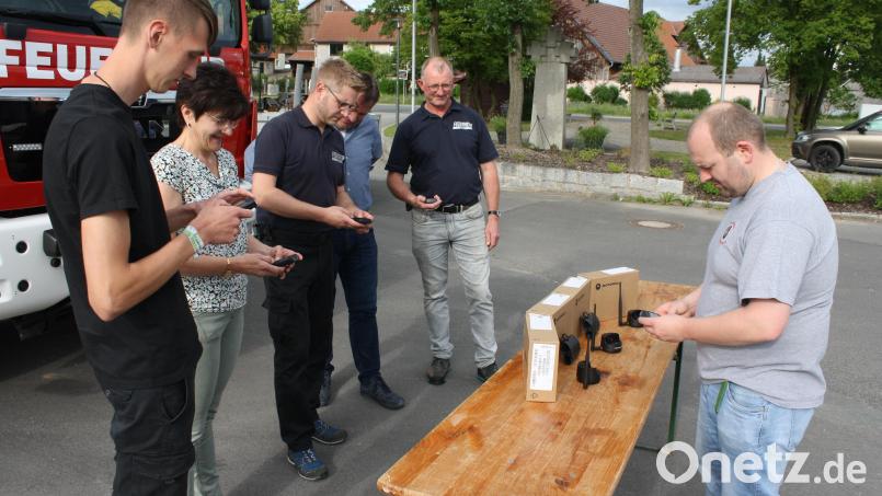 Viele Vorteile für die Aktiven bringen die neuen Pager. Die Kommandanten aus Vorbach und Oberbibrach zeigen den beiden Bürgermeistern die Vorteile. Bild: edo