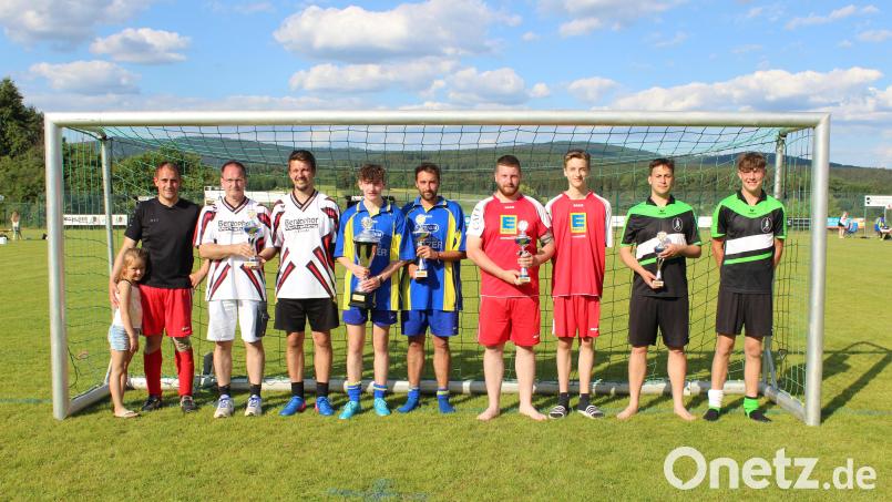 Turnierleiter Matthias Niebauer (links) mit den Mannschaftskapitänen aus Heinrichskirchen, Diepoltsried, Thanstein und Pillmersried bei der Pokalverleihung. Bild: mnt