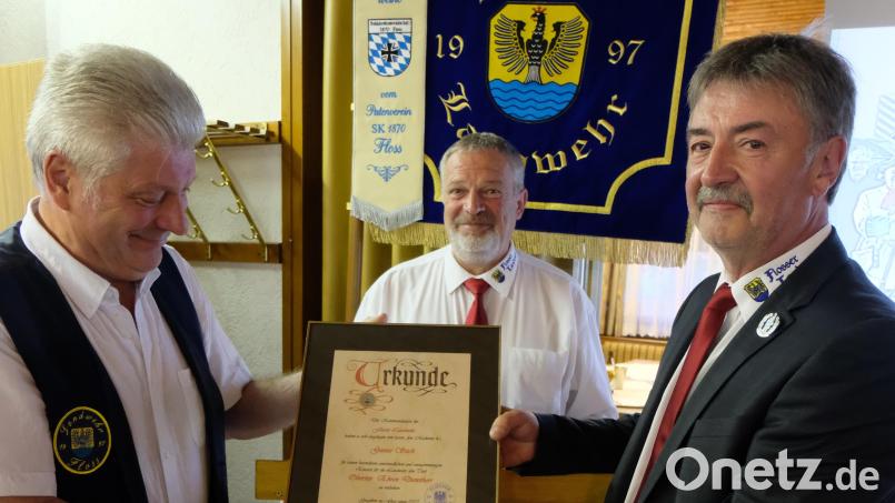„Es war mir eine Ehre und Freude zugleich&quot;, bekannte der neue Ehrendienstherr Günter Stich (links), der durch Oberleutnant Manfred Bäuml (Mitte) und Kommandant Franz Schmidt (rechts) mit Ehrenurkunde und gebundener Vereinschronik ausgezeichnet wurde.

Bild: le Bild: le