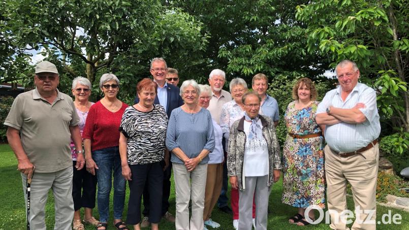 Viele Gratulanten wünschten Helga Kristel (Vierte von rechts) zum 80. Geburtstag alles Gute für die Zukunft und eine stabile Gesundheit. Bild: ga
