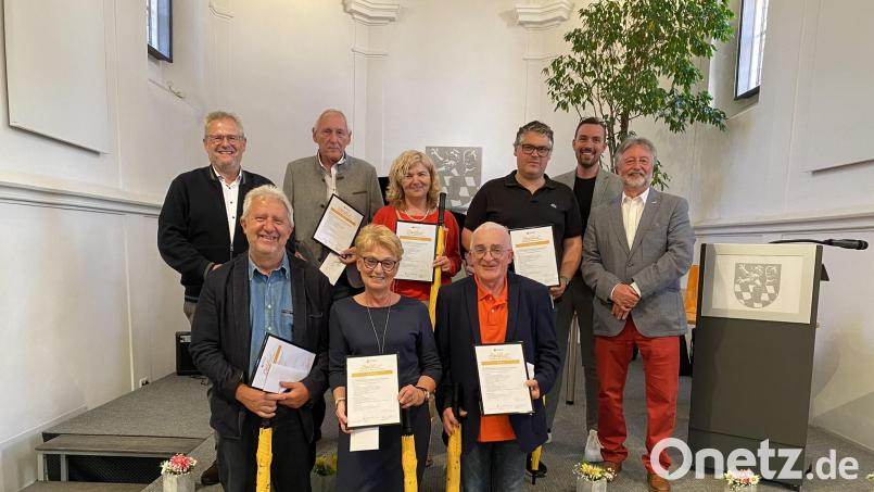 Die neuen Gästeführer erhielten bei einer Feier in der Spitalkirche ihre Zertifikate: Andreas Allacher, Roswitha Fietz, Peter Voit (vorne, von links), Oberbürgermeister Andreas Feller, Karlheinz Baumer, Violetta Berger, Jürgen Gruber, Touristiker Johannes Lohrer und Schulungsleiter Prof. Dr. Gerhard Waldherr (hinten, von links). Bild: Michaela Mair/exb