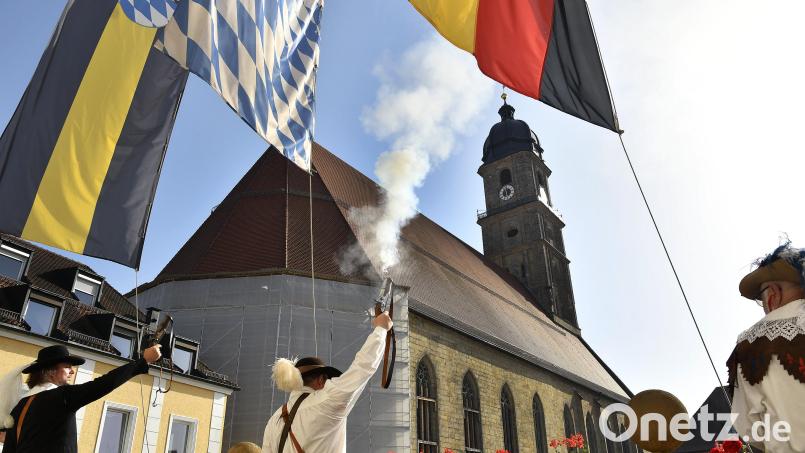 Die Böllerschützen eröffnen das Altstadtfest in Amberg auch künftig am Samstagnachmittag offiziell. Ein Warm-up wird es aber auch in Zukunft bereits am Freitagabend geben dürfen. Bild: Petra Hartl