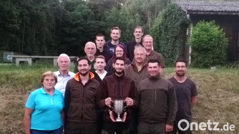 Die Hegegemeinschaft Pfreimd gewann das Kreisschießen der Pfreimder Stadtschützen. Das Bild zeigt die erfolgreiche Mannschaft und weitere Preisgewinner. Bild: &#039;Hans Schlosser/exb