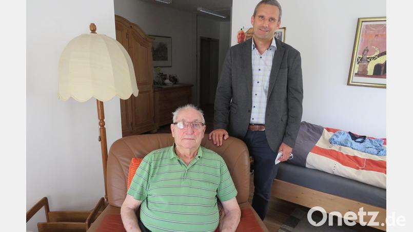 Dritter Bürgermeister Christian Schramek gratuliert Helmut Fröhlich zum 90. Geburtstag. Bild: adj