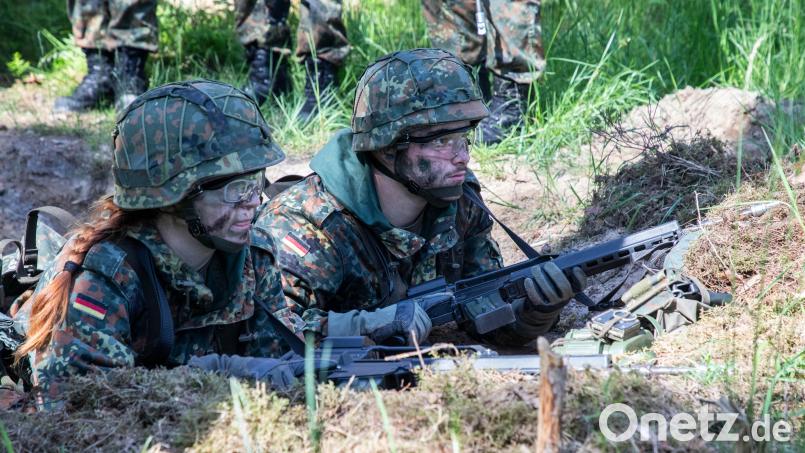 Hier machen Heimatschützer ihre Grundausbildung: Aufmerksam beobachten zwei Alarmposten den ihnen zugewiesenen Geländeabschnitt. Bild: Hans Bernreuther