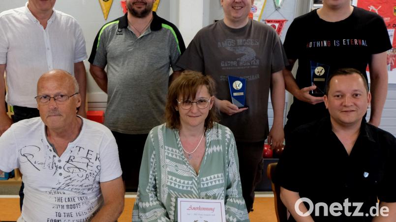 Der 1. SKC zeichnete langjährige und verdiente Mitglieder aus. Sitzend, von links: Alfred Volkmer, Sandra Meier, Vorsitzender Andreas Stahl. Stehend, von links: Bürgermeister Robert Lindner, Sportwart Robert Rosenkranz, Maximilian Hacker und Fabian Volkmer. Bild: le