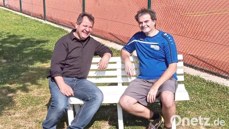 Sitzbänke sind allerorts Mangelware. Auch auf der Tennisanlage der Tennisfreunde. Zur Freude von Vorsitzenden Norbert Schecklmann (rechts, mit Bürgermeister Alexander Goller) hat die Gemeinde für erste Abhilfe gesorgt. Bild: hai