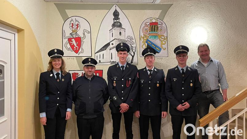 Fabian Meier (Mitte) bereichert als dritter Kommandant die Führungscrew der Aktiven um Kathrin Thurn und Martin Biersack (von links). Vereinsvorsitzender Martain Kräml und Bürgermeister Alexander Goller gratulieren,. Bild: edo