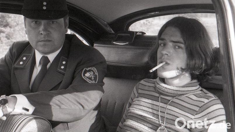 Festnahme nach missglückter Flucht. Einer der Entführer im Polizeiauto. Bild: Stadtarchiv Weiden, Sammlung Bonkoß